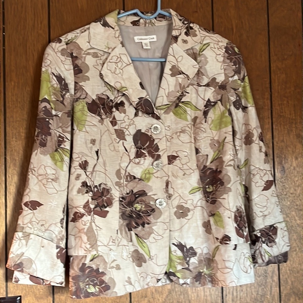 Short jacket, 52% linen, 48% cotton. Floral print